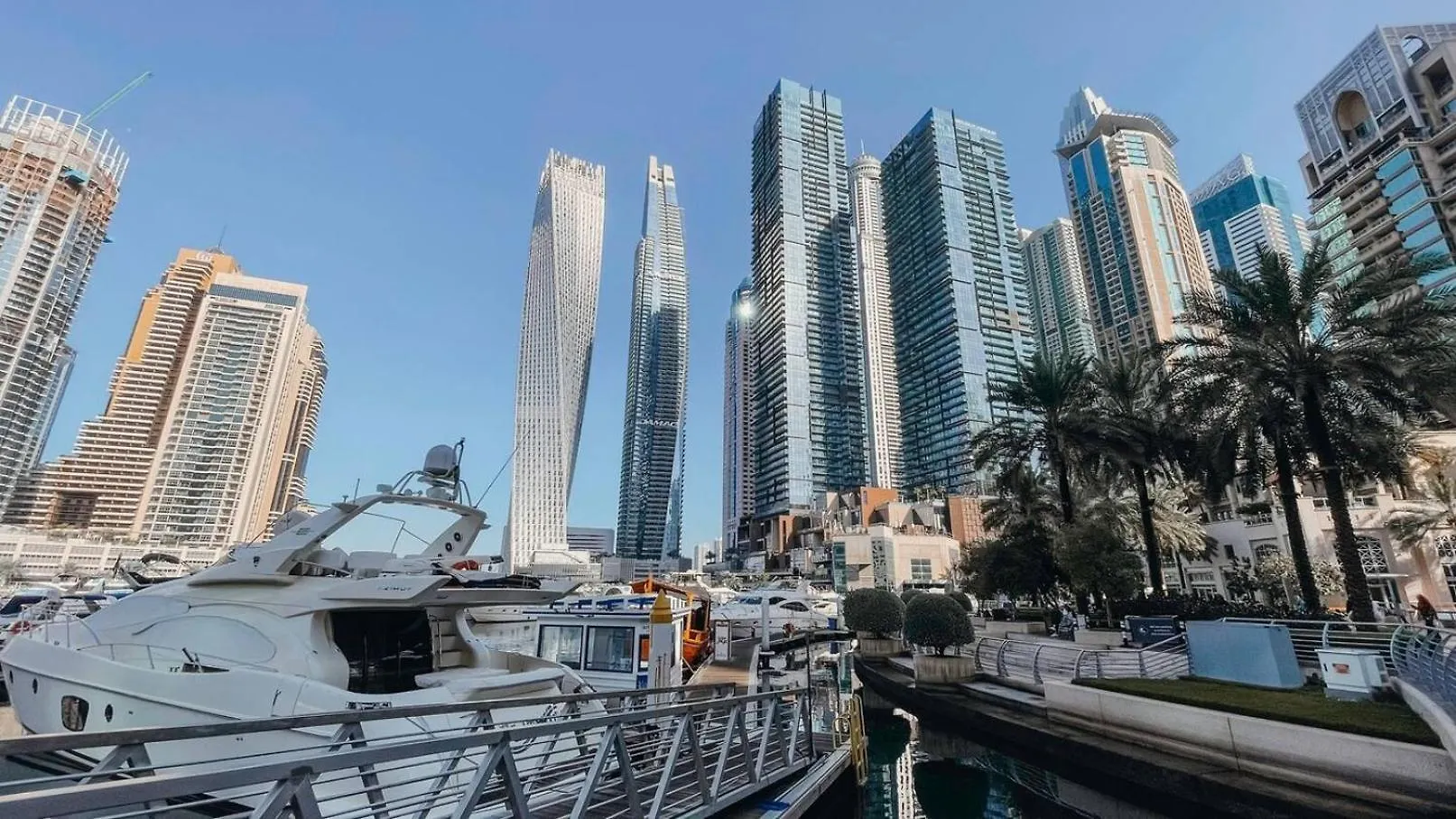 Wake Up To Sea Views In A Blue Lush Home On 51St Dubai United Arab Emirates